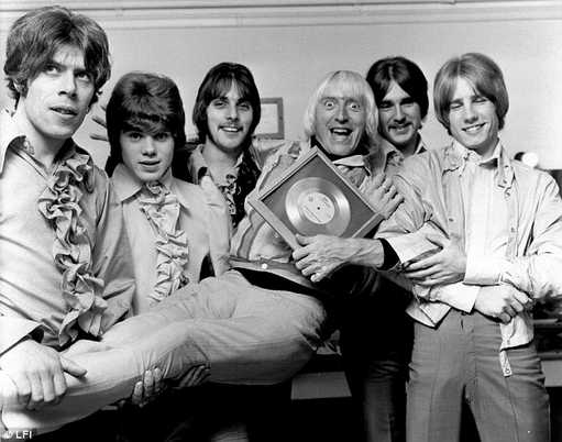 Status Quo avec Jimmy Saville. 'Pictures of matchstick men', disque d'or